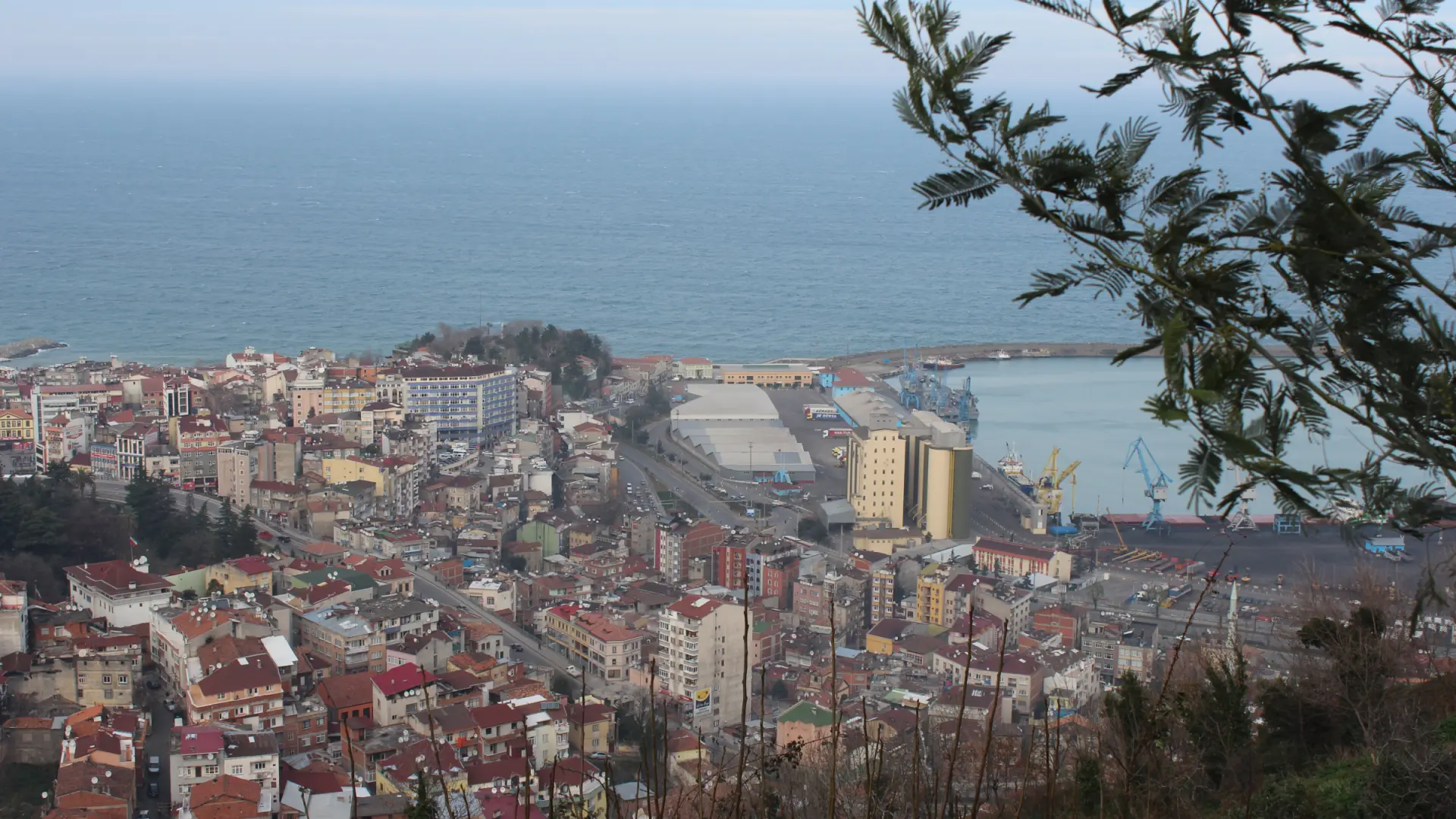 Boztepe'den Trabzon şehir merkezi, limanı ve Karadeniz kıyısının görünümü