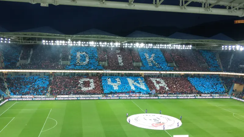Papara Park tribünlerinde kartonlarla oluşturulmuş dev koreografi ve aydınlatılmış saha