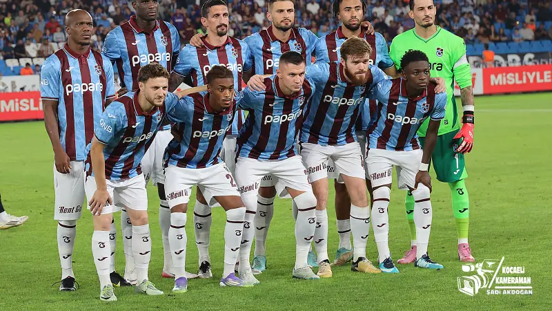 Trabzonspor'un ilk on biri maç öncesi Papara Park'ın çim sahasında toplu poz veriyor