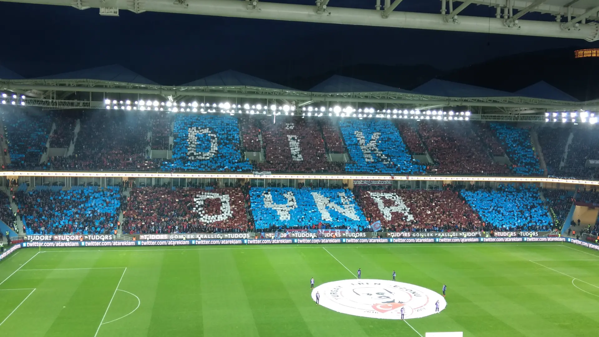 Papara Park tribünlerinde kartonlarla oluşturulmuş dev koreografi ve aydınlatılmış saha