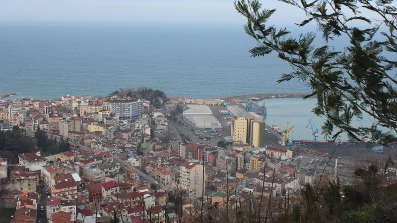 Boztepe'den Trabzon şehir merkezi, limanı ve Karadeniz kıyısının görünümü