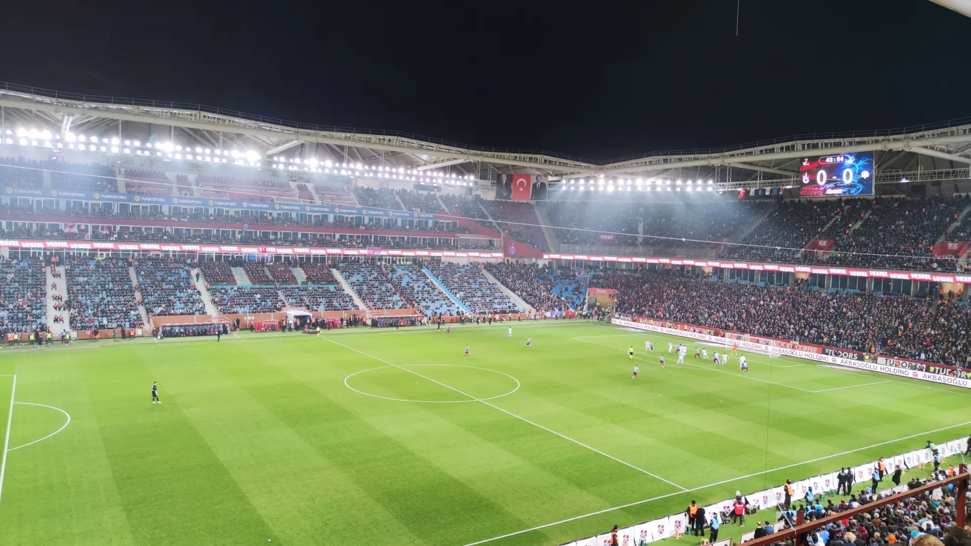 Gece maçında dolu tribünleriyle Papara Park'ın genel görünümü