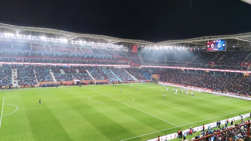 Gece maçında dolu tribünleriyle Papara Park'ın genel görünümü